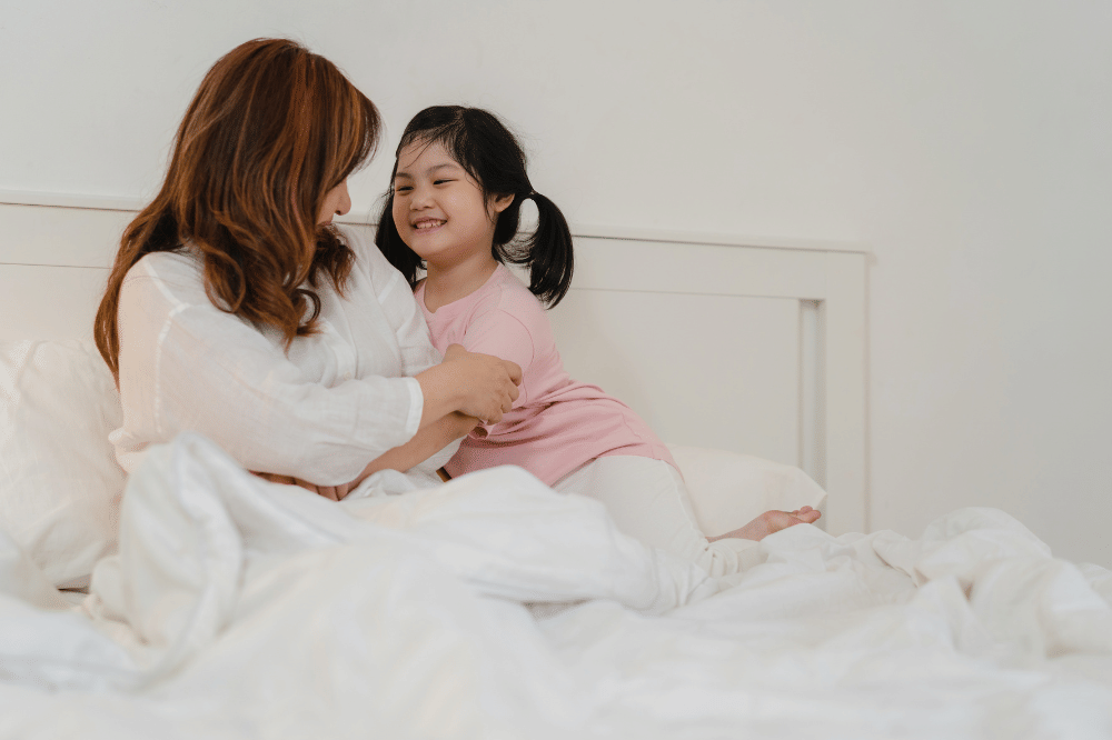 Mama sedang berbicara pada anak perempuan setelah bangun tidur