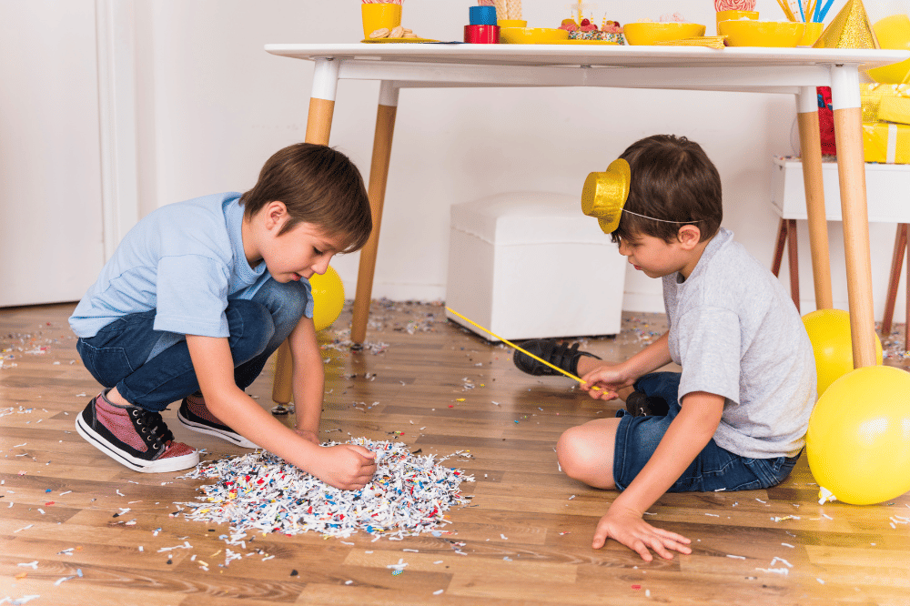 anak bekerja sama membereskan mainan