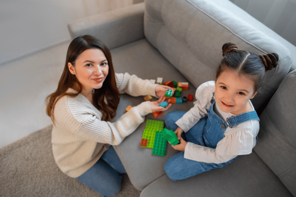 Mama sedang menemani anak perempuannya bermain bersama