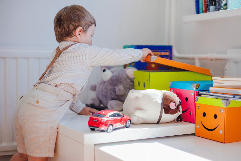 balita membersihkan mainannya