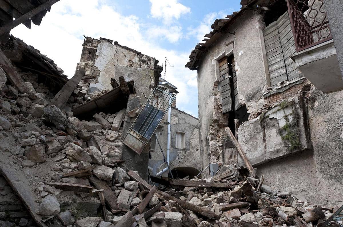 https://pixabay.com/photos/earthquake-rubble-laquila-collapse-1665870/