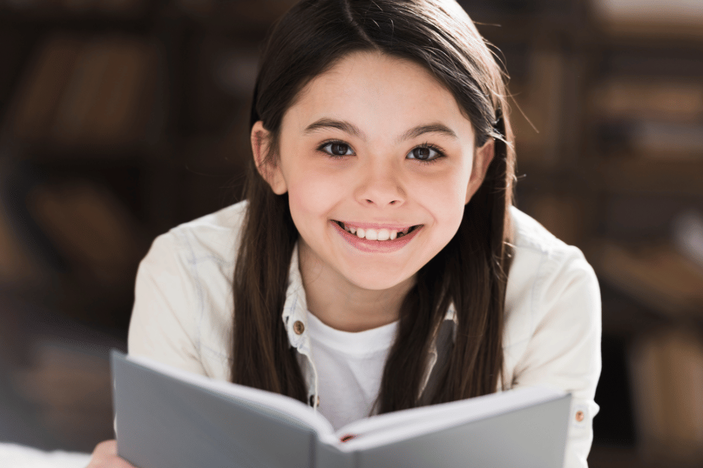 Anak perempuan sedang membaca buku