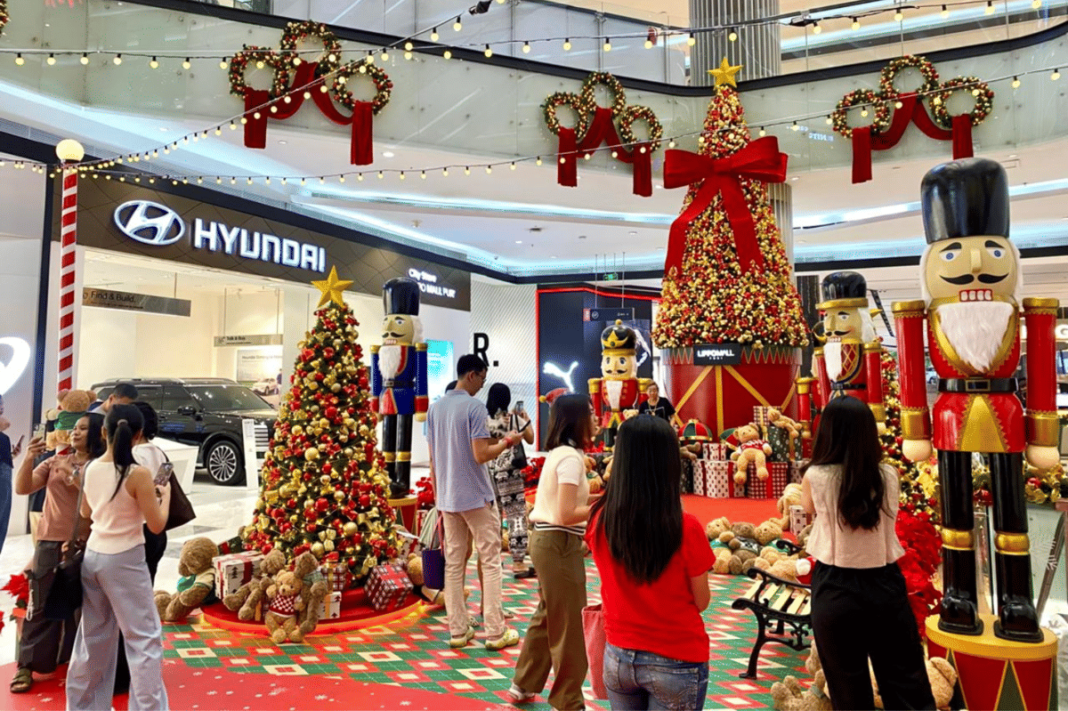 Gemas! 100 Boneka Teddy Bear Lengkapi Dekorasi Natal di Lippo Mall Puri 2.png