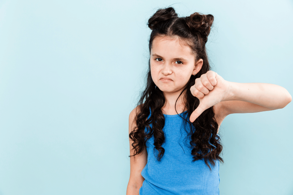 Anak perempuan memberikan respon tidak suka