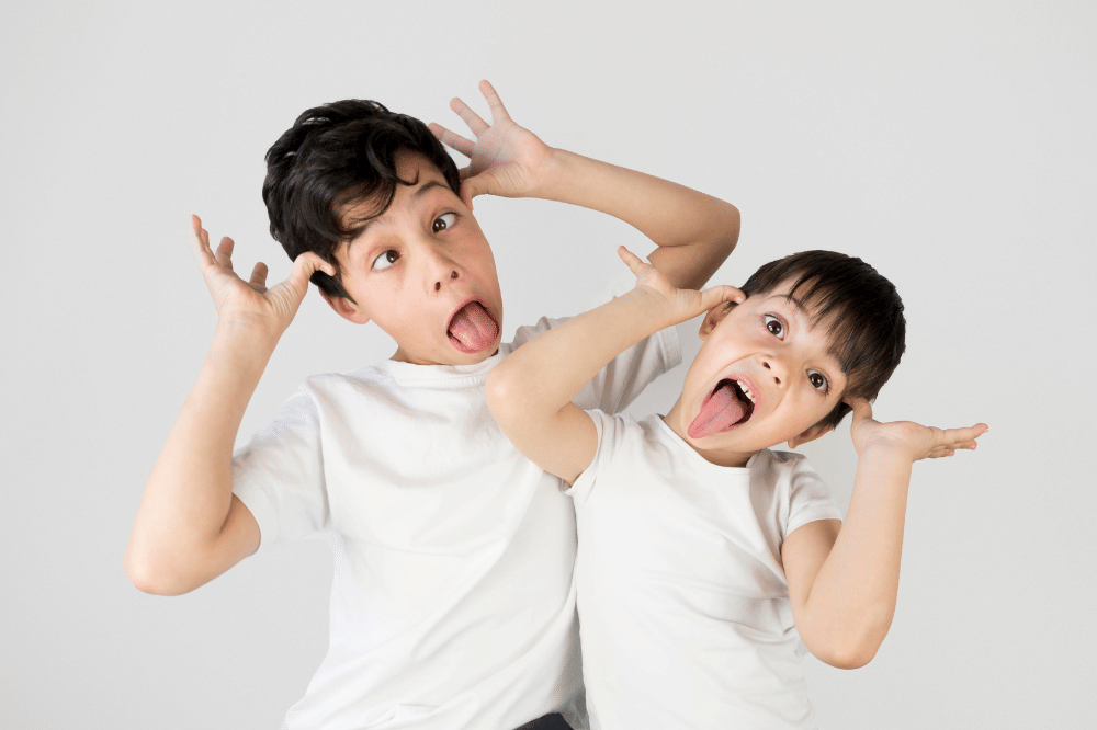 dua anak yang meledek