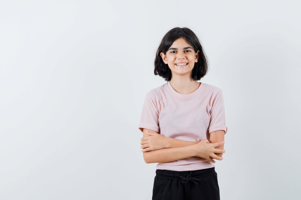 Anak perempuan sedang melipat tangan