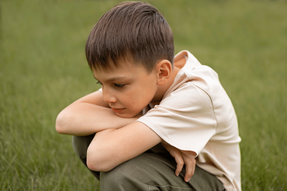 Anak laki-laki sedang bengong melihat bawah