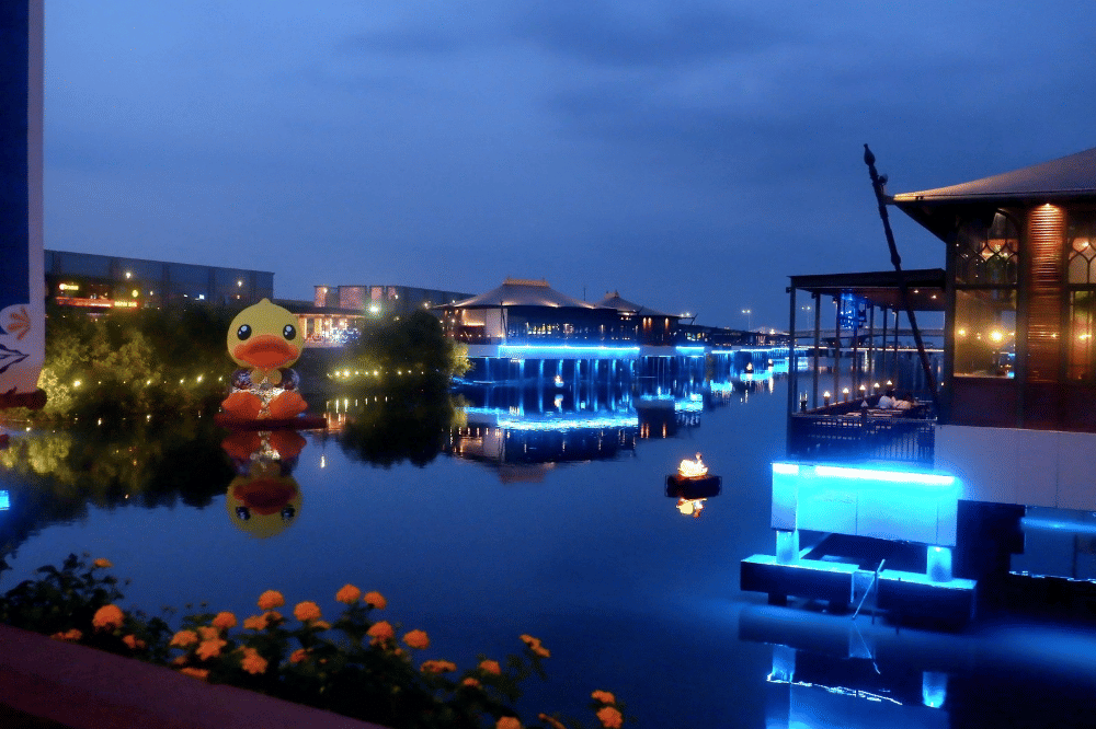 Inflatable B.Duck raksasa setinggi 8,5 meter yang mengapung di air