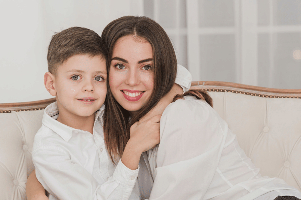 Anak laki-laki dan mama saling berpelukan