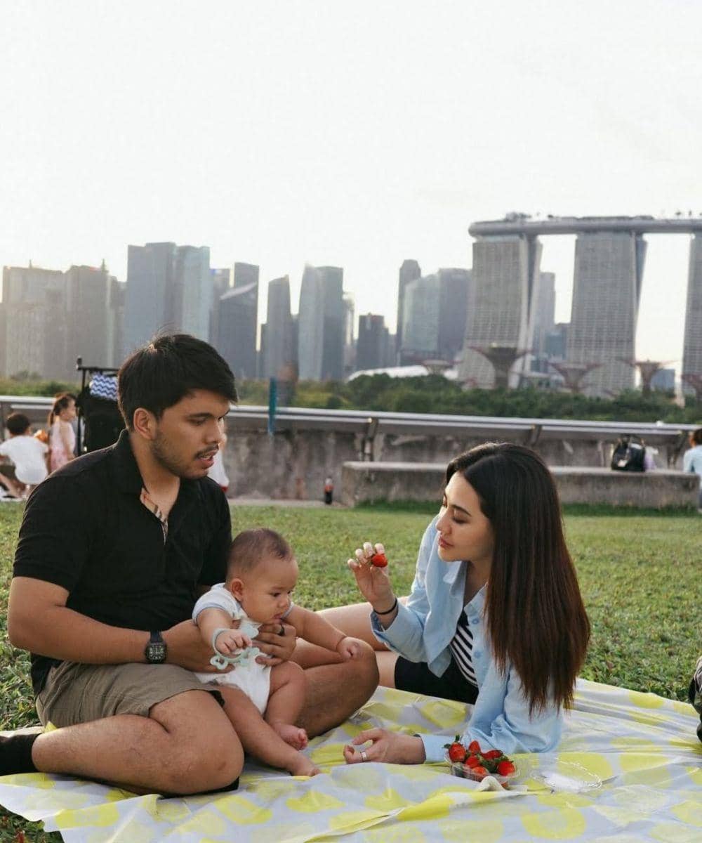 Aaliyah, Thariq, dan Arash makan buah stroberi saat piknik.jpg