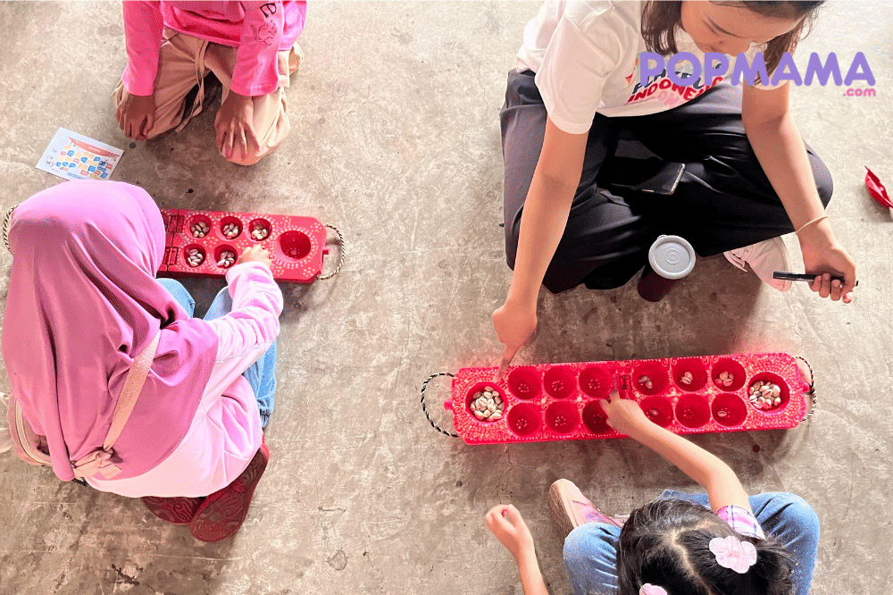 anak-anak bermain congklak