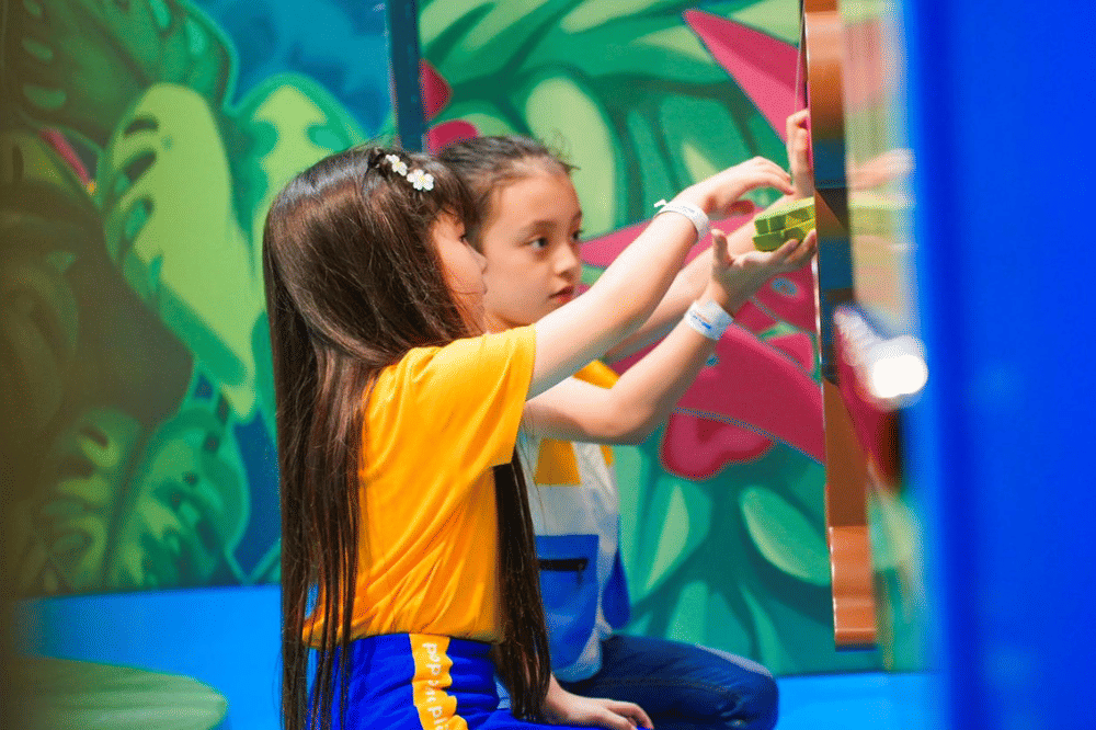 Kedua anak perempuan sedang bermain di Nickelodeon Playtime