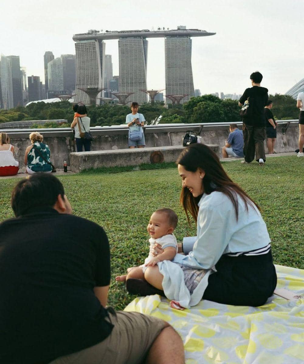 Aaliyah, Thariq, dan Arash menikmati piknik bersama.jpg