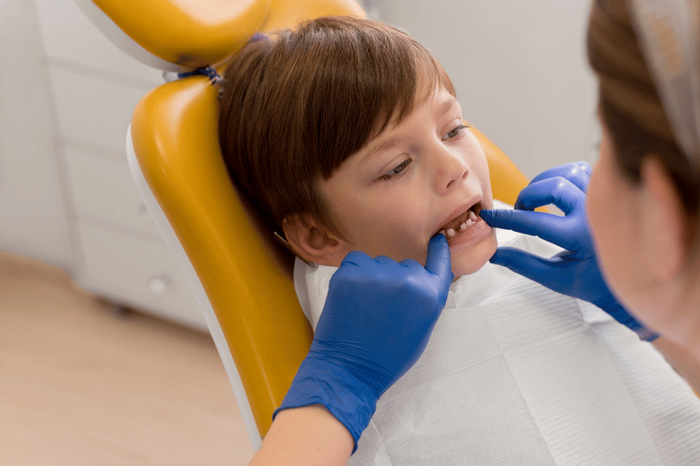 Gigi anak laki-laki sedang diperiksa oleh dokter gigi