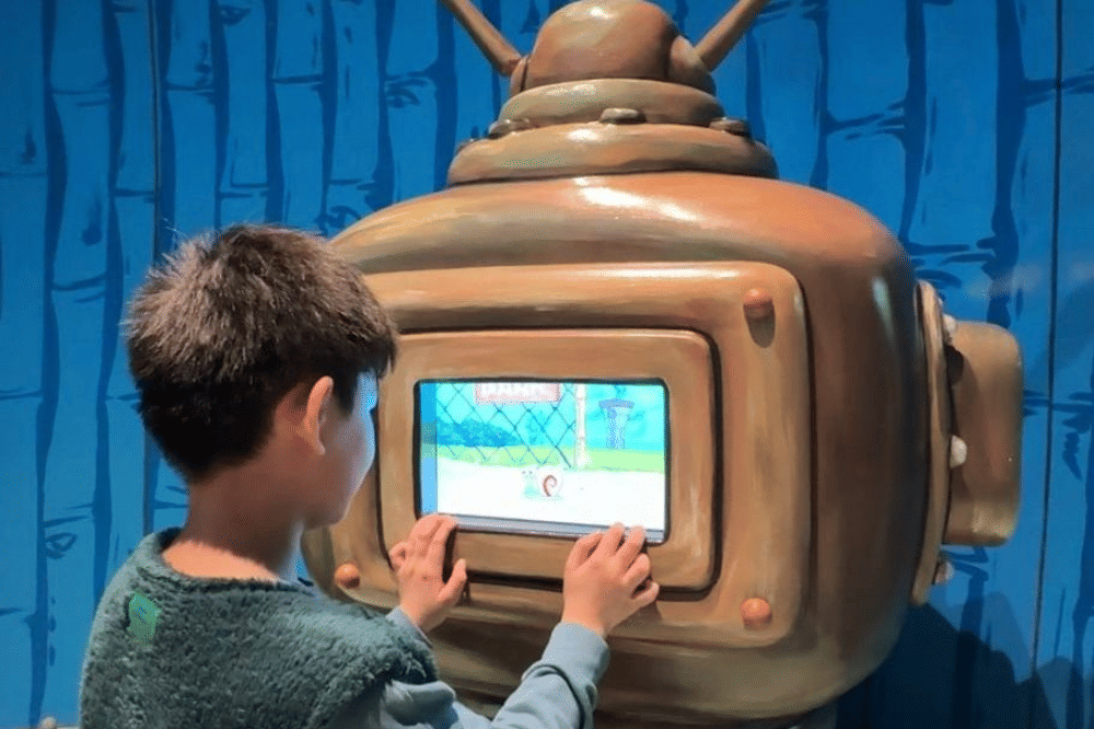 Anak laki-laki sedang bermain di rumah spongebob