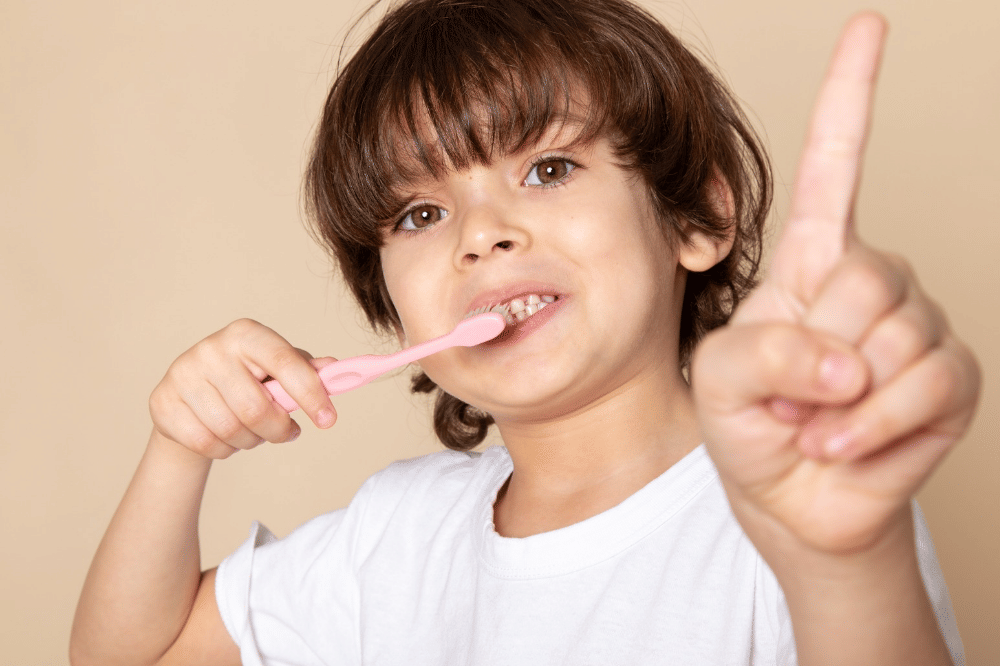 Anak laki-laki sedang menyikat gigi
