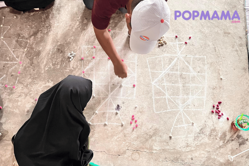 Papa dan Anak sedang bermain bersama