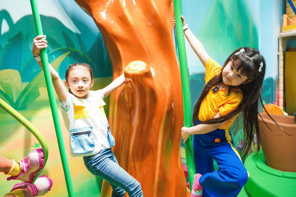 Kedua anak perempuan tersebut sedang bermain di Nickelodeon Playtime