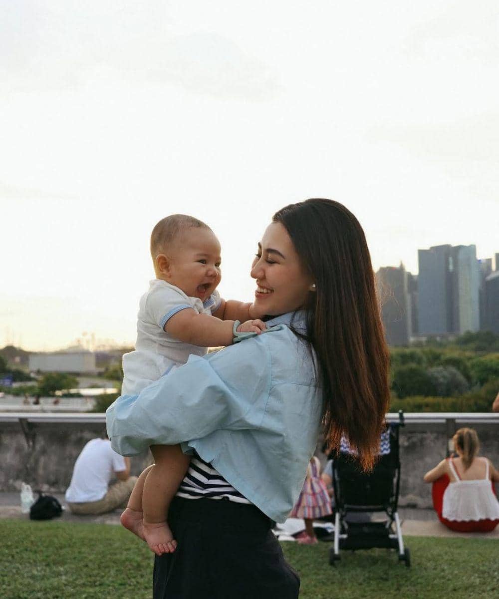 Arash tertawa dalam gendongan Aaliyah.jpg