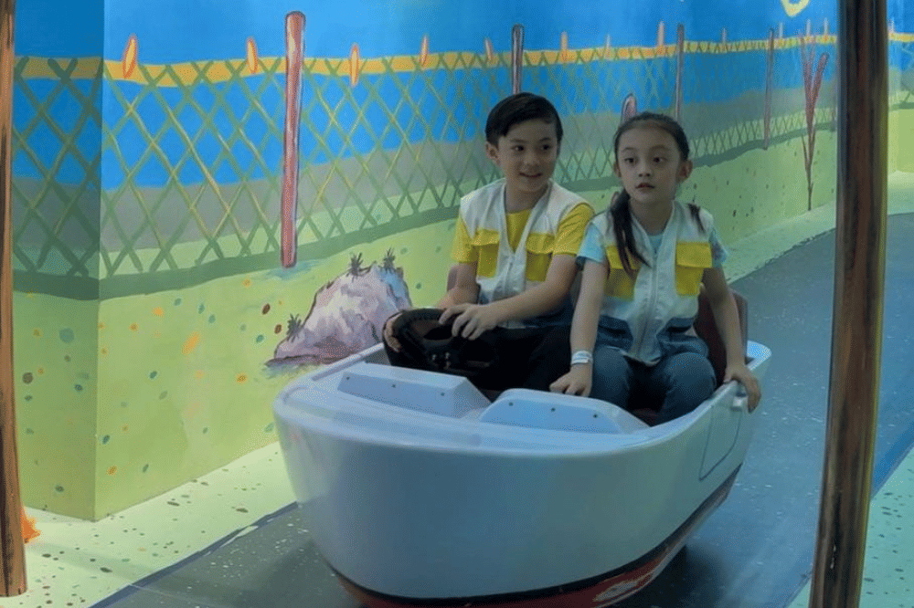 Kedua anak tersebut sedang bermain di Nickelodeon Playtime