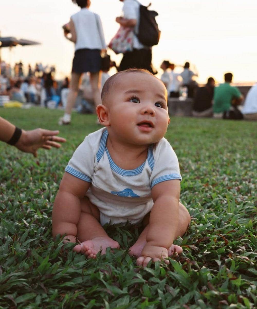 Arash tampak anteng duduk di atas rumput.jpg