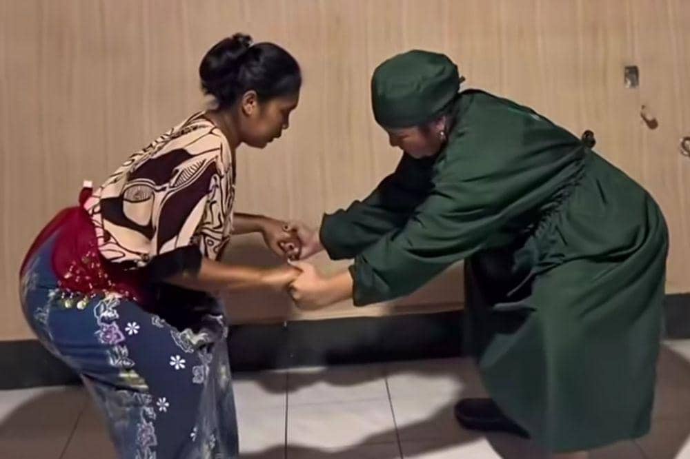 Viral Joget Kontraksi yang Dilakukan Bidan di Sulawesi, Cara Unik Lancarkan Persalinan