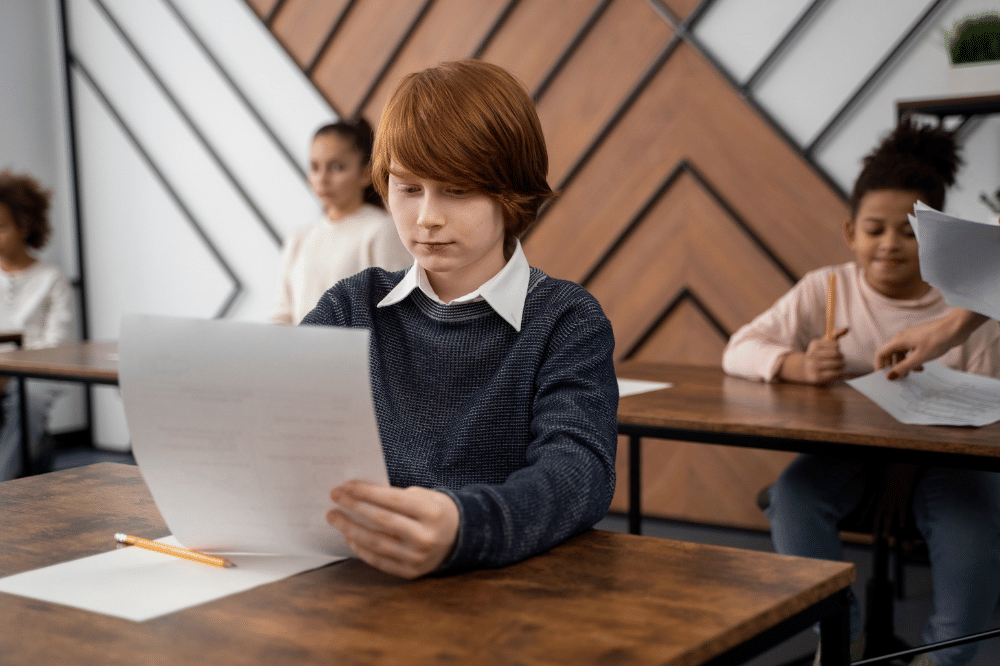 Anak-anak sedang melaksanakan ujian sekolah