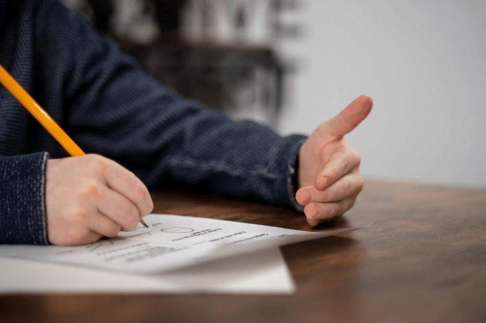 Anak-anak sedang melaksanakan ujian sekolah