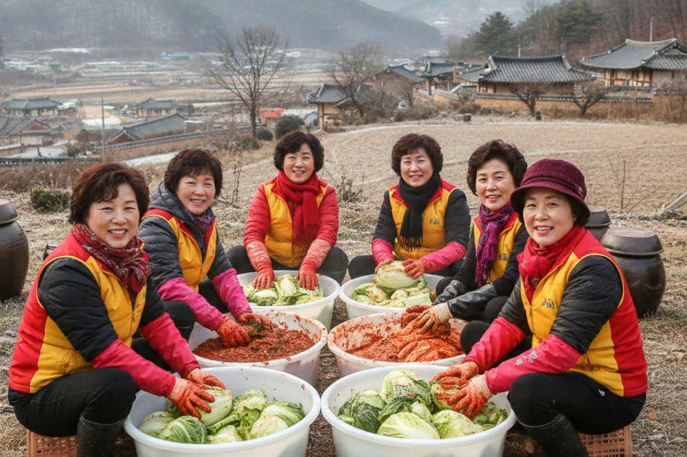 _Kimjang Vest Viral! Jennie & Karina Bikin Rompi Ahjumma Laris Manis.jpg