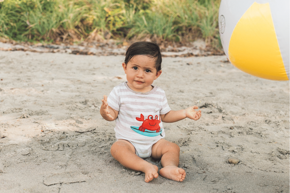 Anak laki-laki sedang duduk