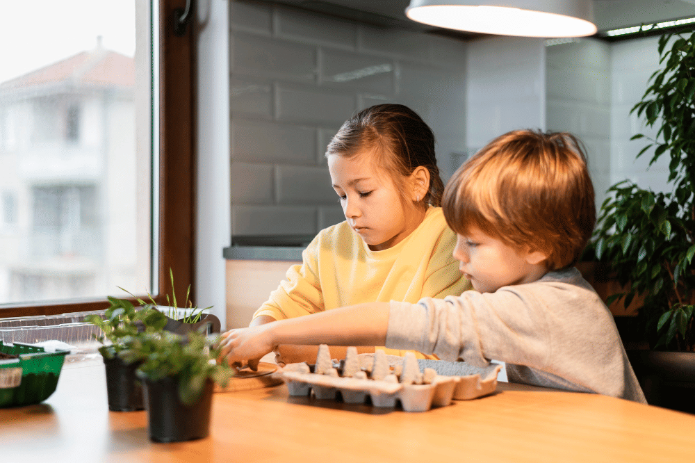 anak membantu merapikan meja