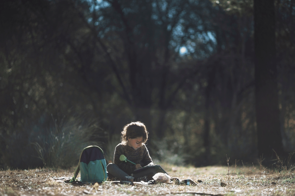 anak menunggu dengan sabar