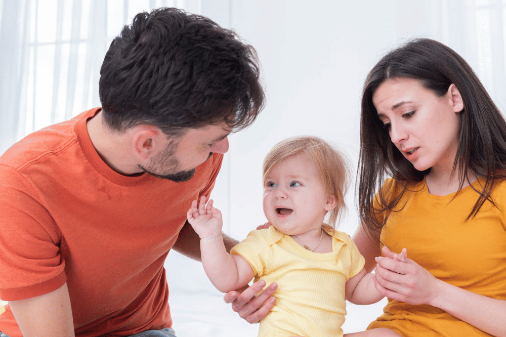 Mama dan Papa bermain bersama anaknya