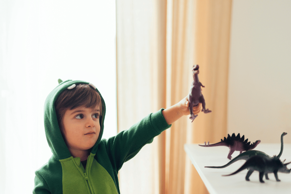 anak bermain dinosaurus