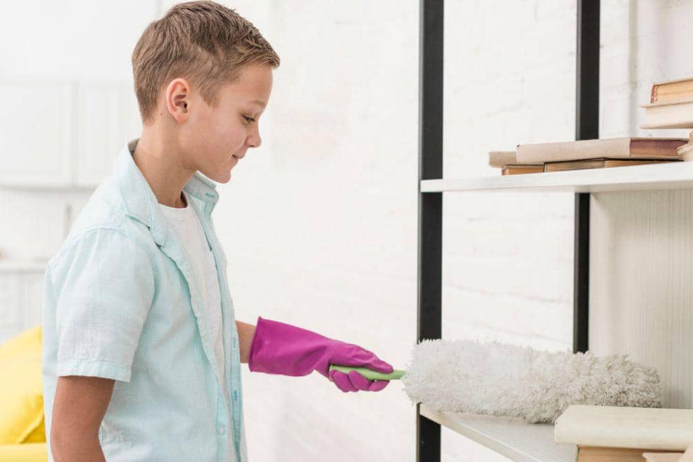 anak membersihkan rumah