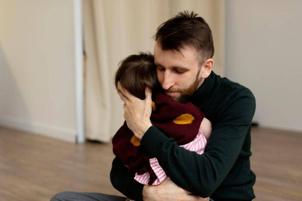 Papa yang memeluk anak