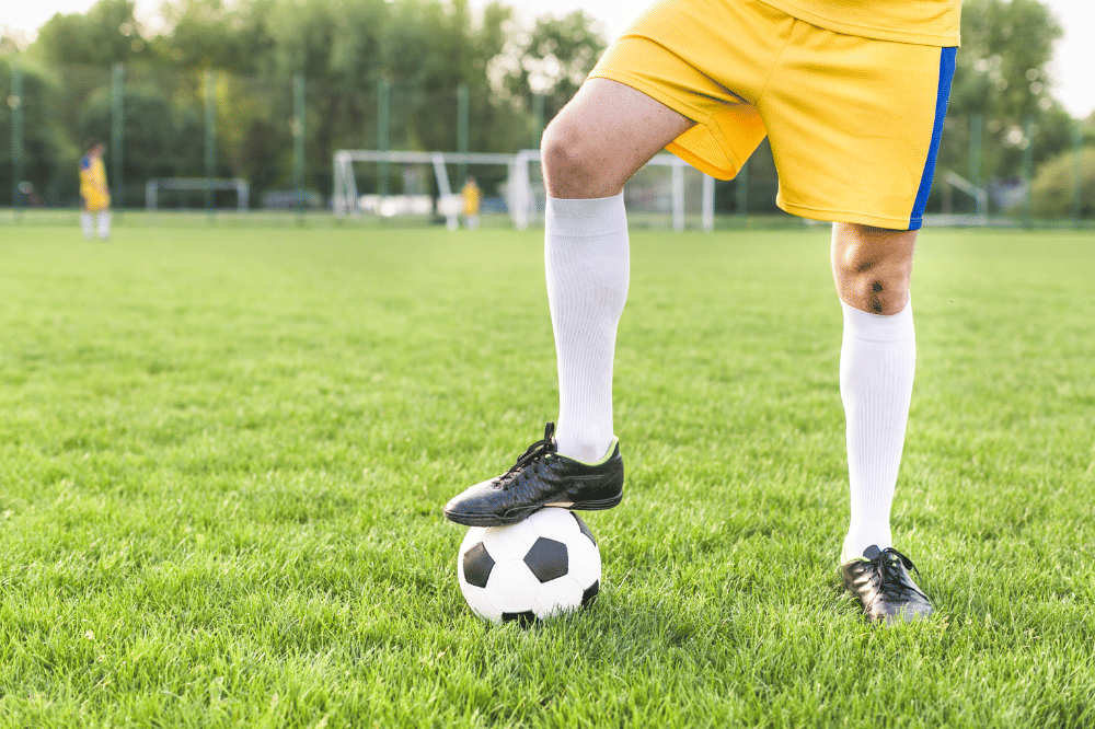 Anak-anak sedang bermain sepak bola