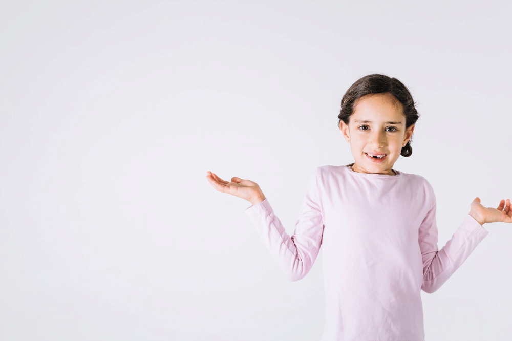 Anak perempuan tersebut memberikan isyarat tidak tahu