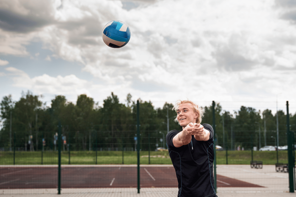 seorang anak laki-laki terlihat sedang smash bola voli