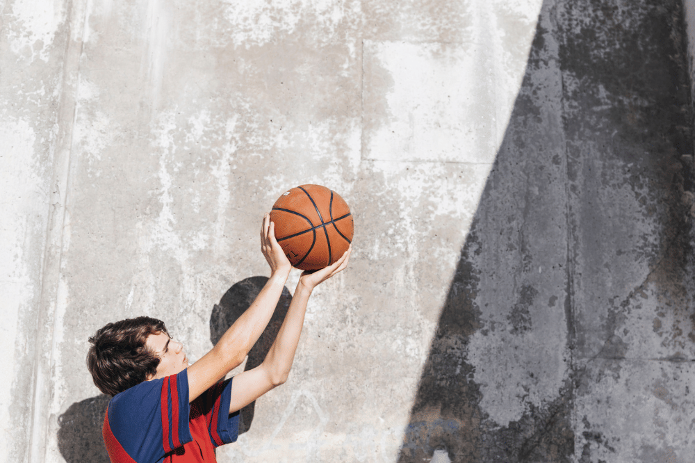 Anak laki-laki sedang bermain bola basket