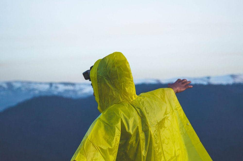 Waspada, Ini Bahaya Memakai Jas Hujan Poco Saat Berkendara Motor