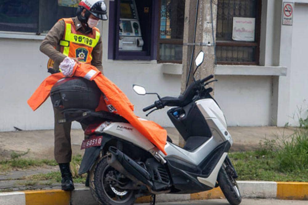 Waspada, Ini Bahaya Memakai Jas Hujan Poco Saat Berkendara Motor
