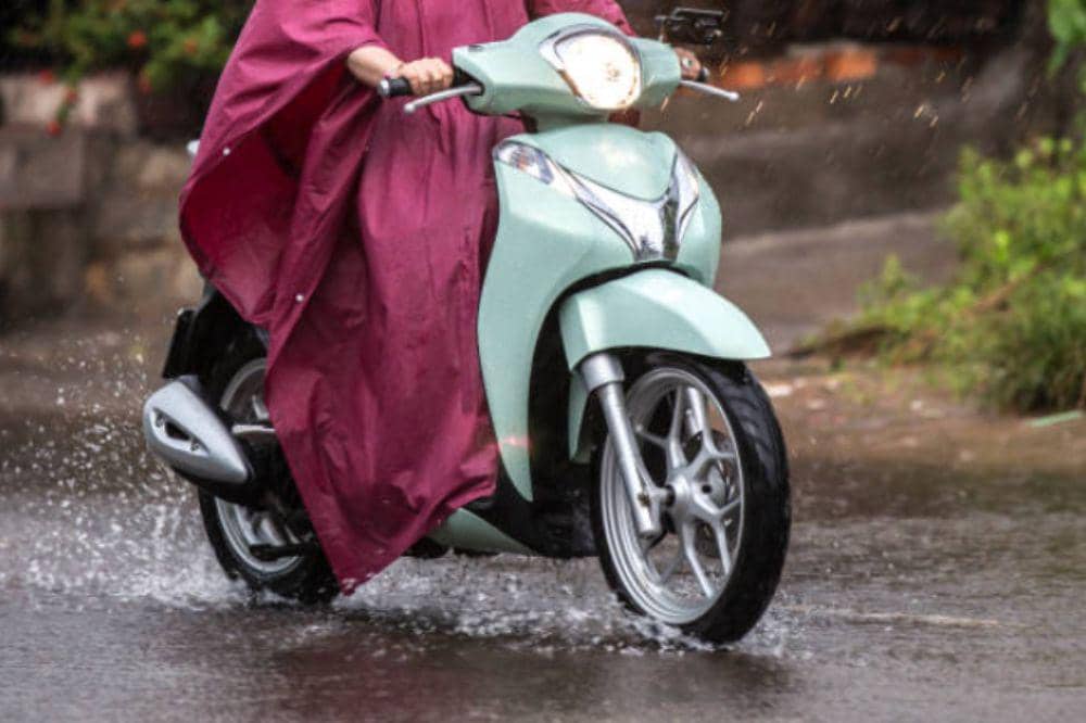 Waspada, Ini Bahaya Memakai Jas Hujan Poco Saat Berkendara Motor
