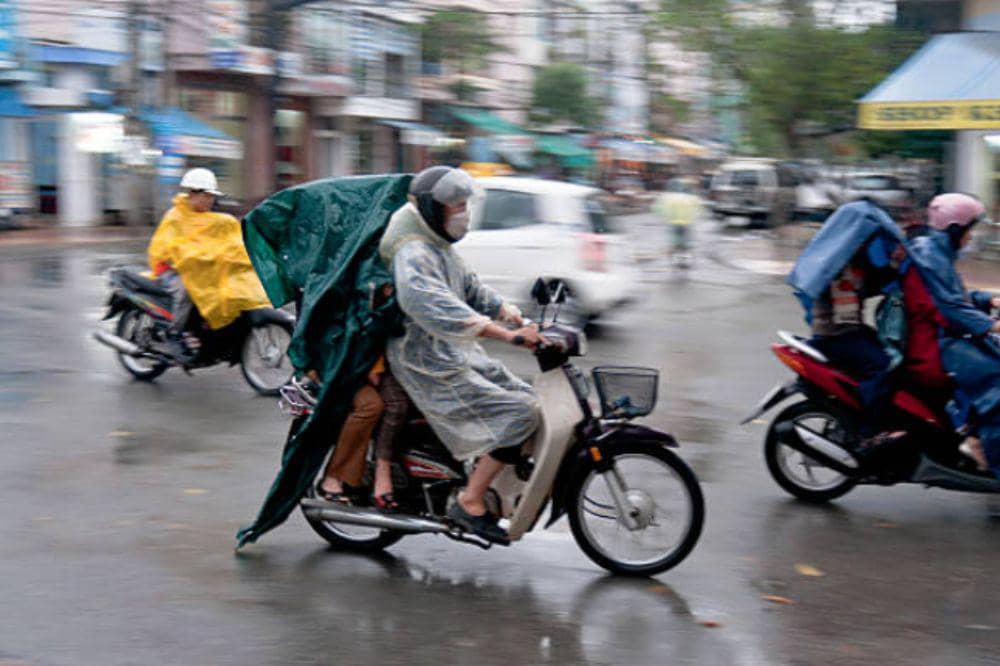 Waspada, Ini Bahaya Memakai Jas Hujan Poco Saat Berkendara Motor