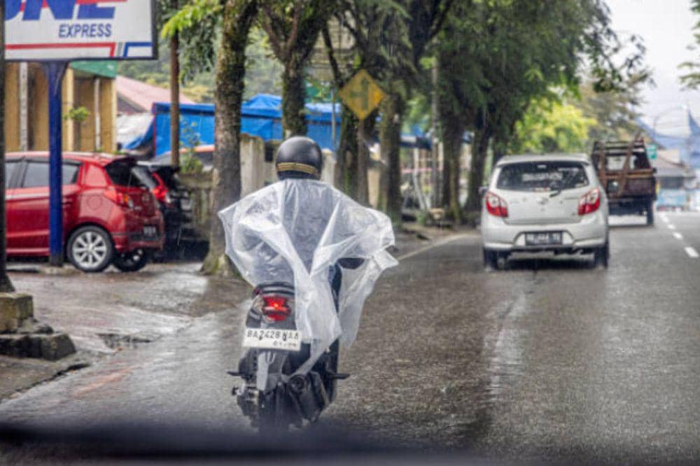 Waspada, Ini Bahaya Memakai Jas Hujan Poco Saat Berkendara Motor