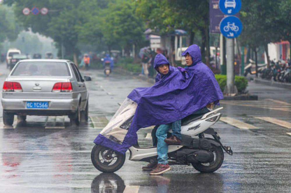 Waspada, Ini Bahaya Memakai Jas Hujan Poco Saat Berkendara Motor