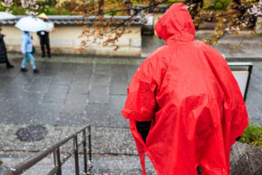 Waspada, Ini Bahaya Memakai Jas Hujan Poco Saat Berkendara Motor