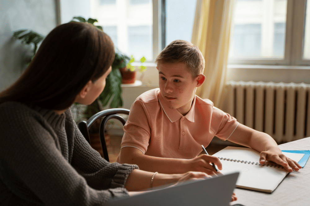 Mama sedang menemani anak remaja laki-laki yang sedang belajar