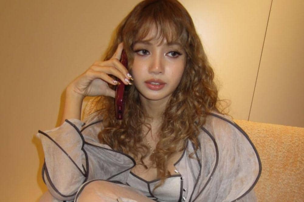 Rambut Keriting Lisa BLACKPINK di Acara Louis Vuitton, Bikin Pangling!