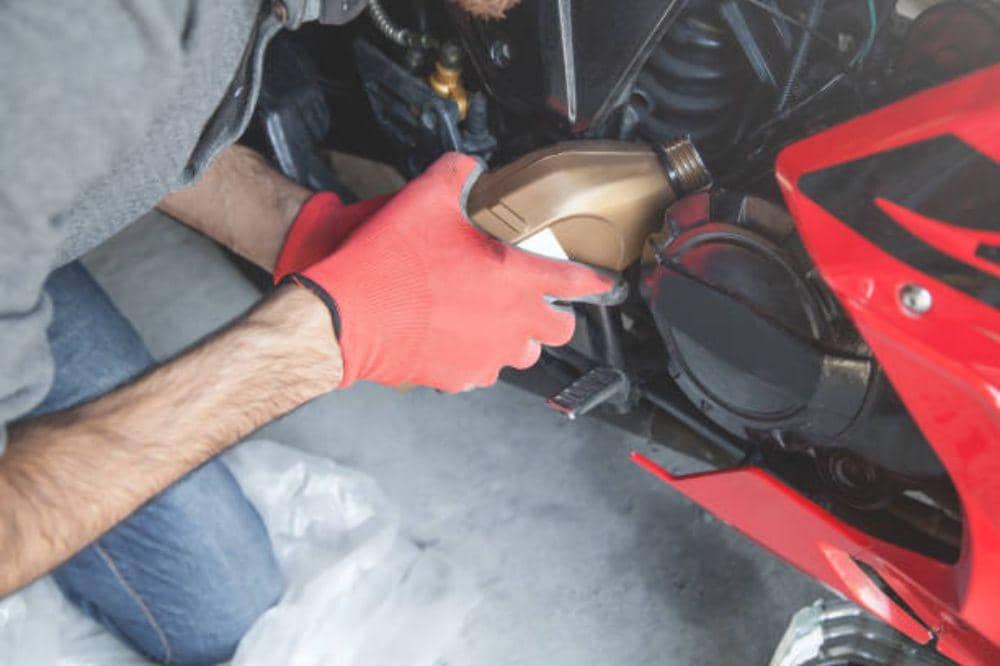 6 Perbedaan Oli Samping dan Oli Mesin yang Sering Bikin Keliru!